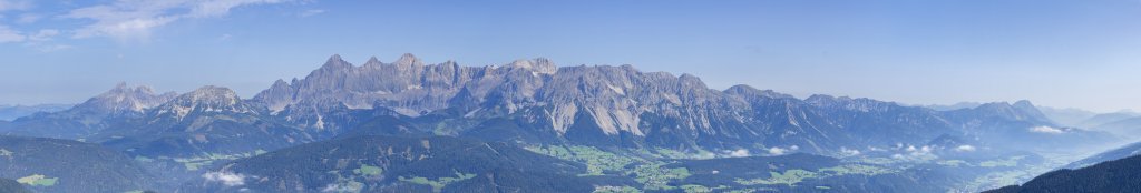 Blick von der Gasselhöhe (2001m) oberhalb der Reiteralm auf den Gosaukamm mit der Großen Bischofsmütze (2458m), den Rettenstein (2246m), den Hoher Dachstein (2995m), den Stoderzinken (2048m) und den Grimming (2351m), Schladminger Tauern, Österreich, September 2020.