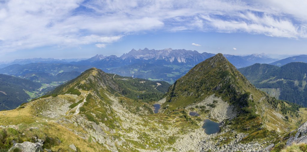Blick auf den Kamm der Gasselhöhe (2001m) oberhalb der Reiteralm, den Gosaukamm und Hohen Dachstein, Mittersee und Obersee sowie den vis-a-vis des Rippetegg (2126m) gelegenen Gipfel des Schober (2133m), Schladminger Tauern, Österreich, September 2020.
