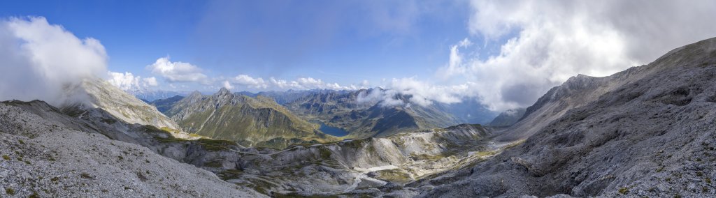 Panorama unterhalb der Lungauer Kalkspitze (2471m) mit Blick auf die Steirische Kalkspitze (2459m, in Wolken), Schiedeck (2339m), Kampspitze (2390m), Oberer und Unterer Giglachsee, Rotmandlspitze (2453m) und Znachspitze (2225m), Schladminger Tauern, Österreich, September 2020.