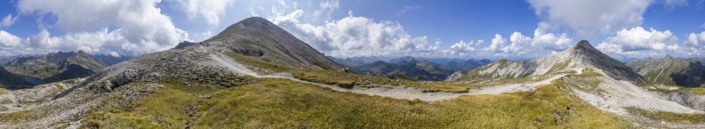 360-Grad-Panorama an der Akar-Scharte (2315m) zwischen Lungauer Kalkspitze (2471m) sowie Meregg (2235m) und Steirischer Kalkspitze mit Blick gen Westen auf das Gebiet um die Seekarspitze (2350m) bei Obertauern, Schladminger Tauern, Österreich, September 2020.