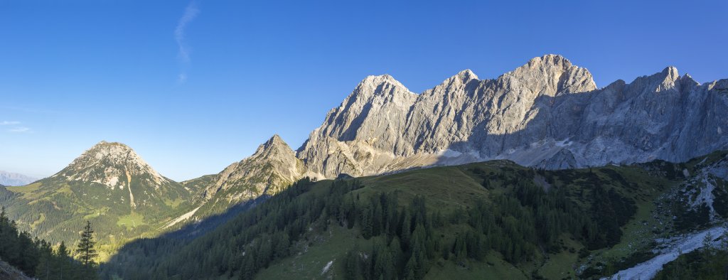 Panorama an der Talstation der Hunerkogel-Bergbahn mit Rettenstein (2246m), Sulzenhals, Rauhegg (2187m), dem Tor (2033m), Torstein (2947m), Mitterspitz (2922m) und Hohem Dachstein (2995m), Hoher Dachstein, Österreich, September 2020.