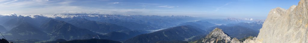 Fernblick zu den Gipfelketten der Hohen Tauern am Skywalk an der Hunerkogel-Bergbahn, Hoher Dachstein, Österreich, September 2020.