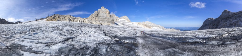 Panorama auf dem Hallstädter Gletscher auf dem Weg von der Bergstation der Dachstein-Seilbahn zur Seethaler Hütte (2740m) mit Blick auf Hohes und Niederes Dirndl (2829m / 2810m), Hohen und Niederen Dachstein (2995m / 2934m), Hohes Kreuz (2808m) und den Hohen und Kleinen Gjaidstein (2792m /2735m), Hoher Dachstein, Österreich, September 2020.