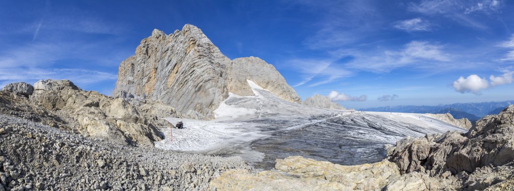 Blick von der Seethaler Hütte (2740m) auf den Hallstädter Gletscher sowie die Südwand und Ostgrat des Hohen Dachsteins (2995m), den Niederen Dachstein (2934m) und das Hohe Kreuz (2808m), Hoher Dachstein, Österreich, September 2020.