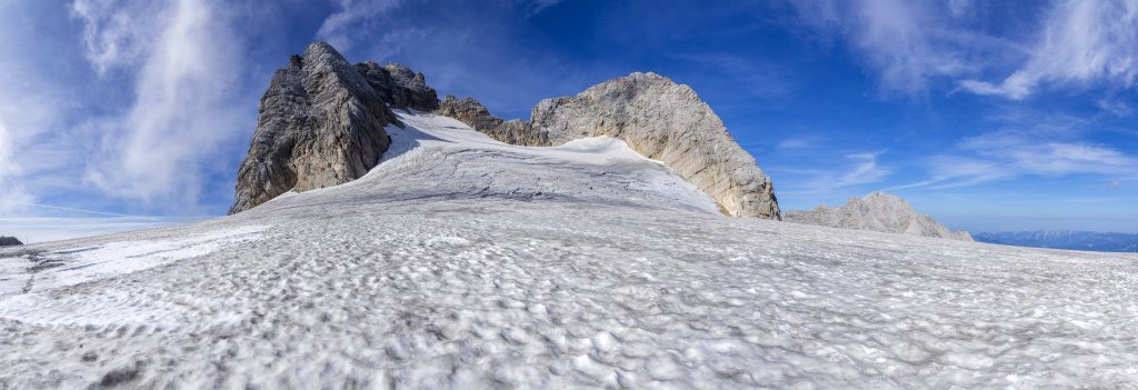 Auf dem Hallstädter Gletscher unterhalb der Hohen Dachsteinschart'n (2874m) mit dem Hohen Dachstein (2995m) zur Linken, dem Niederen Dachstein (2934m) zur Rechten und dem Hohen Kreuz (2808m), Hoher Dachstein, Österreich, September 2020.