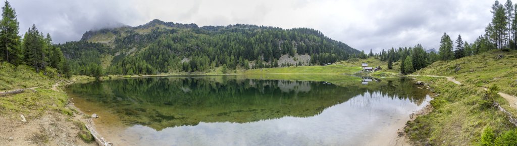 Regenwetter aber dafür Spiegelbild am Duisitzkarsee (1648m) mit Saghütten und der Duisitzkarhütte und unterhalb von Giglachalmspitze (2352m), Murspitzen (2333m) und Ferchtlhöhe (1913m), Schladminger Tauern, Österreich, September 2020.