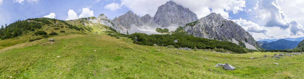 Panorama auf dem Schnittlauchmoosboden unter dem Übergang des Sulzenhals (1821m) und mit Blick auf Windlegerspitz (2322m), Windlegerkar, Torstein (2947m), Rauhkar und Rauhegg (2187m), Hoher Dachstein, Österreich, September 2020.