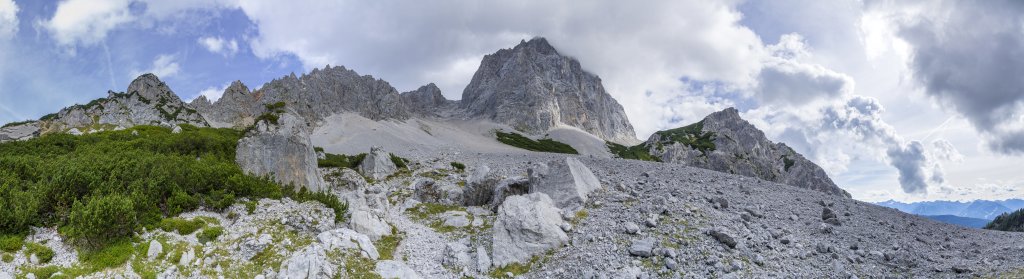 Im rauhen Rauhkar auf dem Weg in die Scharte des Dachstein-Tores ('s Tor, 2033m) zwischen Torstein (2947m) und Rauhegg (2187m), Hoher Dachstein, Österreich, September 2020.