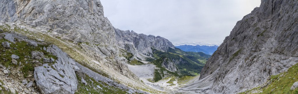 Abstieg aus dem Dachstein-Tor (2033m) entlang des Pernerwegs auf den Torboden unterhalb der Dachstein-Südwand, Hoher Dachstein, Österreich, September 2020.
