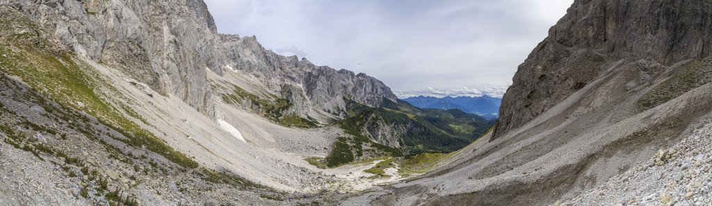 Abstieg aus dem Dachstein-Tor (2322m) auf den Torboden unterhalb der Dachstien-Südwand mit Blick auf den Marstein (1864m), Marboden und die Talstation der Dachstein-Bergbahn (1680m), Hoher Dachstein, Österreich, September 2020.