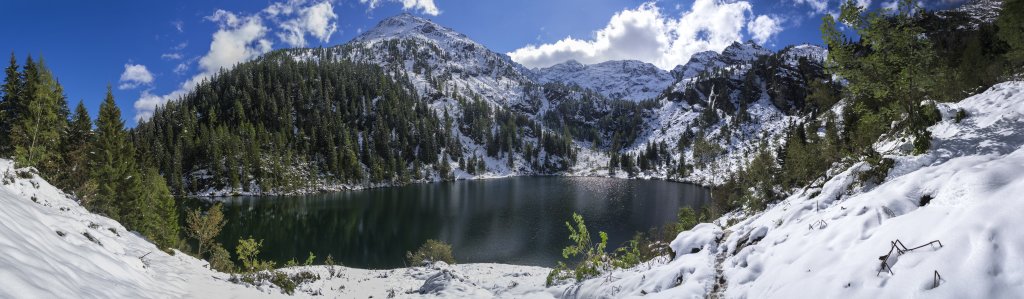 Blick auf die frisch verschneite Landschaft rund um den Hüttensee (1528m) mit Blick auf die Gamskarspitze (2491m), Umlauter (2664m) und Hochwildstelle (2747m) sowie den aus dem Ablauf des Obersees entspringenden Wasserfall, Schladminger Tauern, Österreich, September 2020.