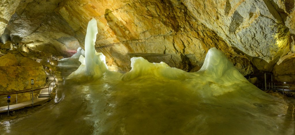 Phantastische Eisgebilde in der Dachstein-Rieseneishöhle bei Obertraun, Dachsteinn, Österreich, September 2020.