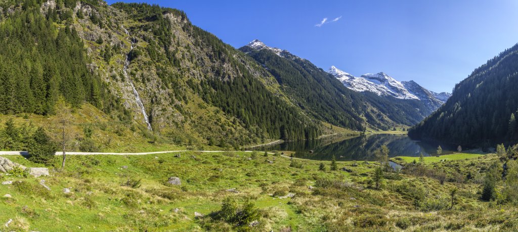 Blick von der Oberen Gfölleralm (1350m) über den Riesachsee (1355m) auf den Gebirgskamm mit Ulmspitze (2409m), Hochwildstelle (2747m), Wildlochhöhe (2534m), Himmelreich (2500m) und Schneider (2328m), Schladminger Tauern, Österreich, Oktober 2020.