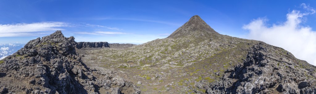 Blick vom Caldera-Rand des Montanha do Pico (2351m) auf dessen zentralen und im Anstieg sehr steilen Hauptgipfel, der sich noch einmal ca. 100 Meter über den Calderagrund erhebt. Der Montanha do Pico auf der Azoren-Insel Pico ist der höchste Berg Portugals, Pico, Azoren, Portugal, September 2022.