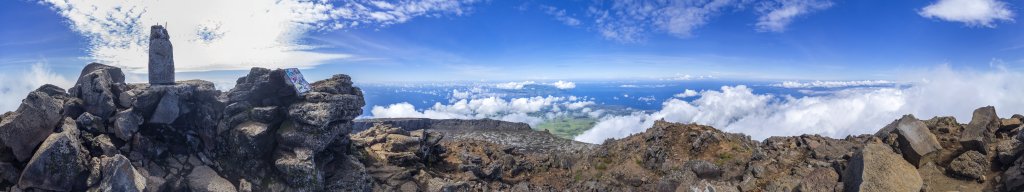 360-Grad-Panorama am warmen und dampfenden Gipfel des Montanha do Pico (2351m) mit Blick auf Madalena, den Hauptort der Insel Pico, sowie auf die Nachbarinseln Fajal und Sao Jorge, Pico, Azoren, Portugal, September 2022.