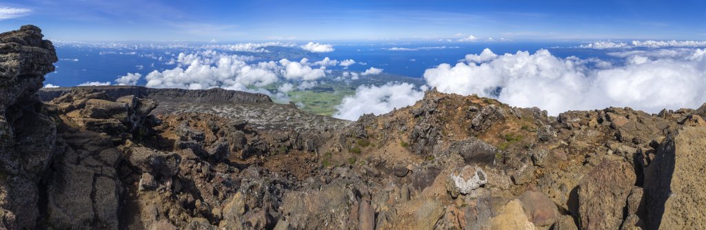 Blick vom Gipfel des Montanha do Pico (2351m) in die Ringcaldera, auf den Küstenort Madalena und die Nachbarinseln Fajal und Sao Jorge, Pico, Azoren, Portugal, September 2022.