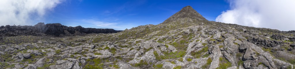 In der Ringcaldera zwischen dem Zentralspitz und der Ringmauer stehend hat man den besten Ausblick auf den Pincinho (2351m), den eigentlichen Hauptgipfel des Montanha do Pico, Pico, Azoren, Portugal, September 2022.