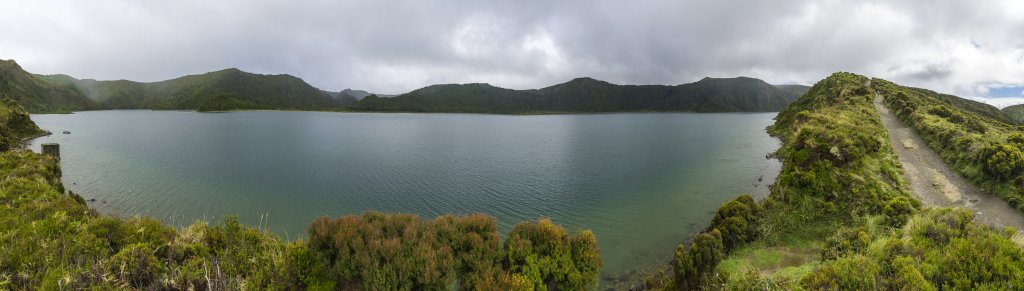 Der Lagoa do Fogo (580m) ist ein Vulkansee in der Mitte der Azoren-Insel Sao Miguel in der inneren Caldera des Schichtvulkans Agua de Pau, Sao Miguel, Azoren, Portugal, September 2022.