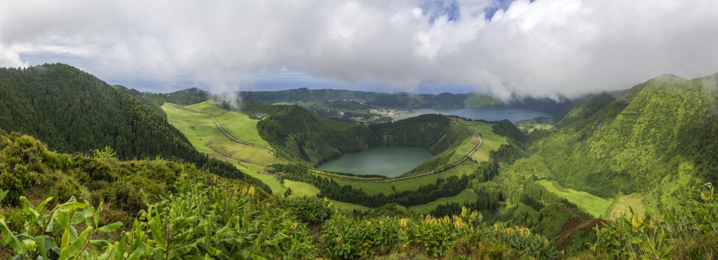 Blick vom Aussichtspunkt des Miradouro Da Boca Do Inferno (760m) auf die Vulkanseen-Landschaft von Sete Cidades mit dem kleinen Lagoa Rasa, dem tief eingeschnittenen Lagoa de Santiago und dem dahinterliegenden Lagoa Azul, Sao Miguel, Azoren, Portugal, September 2022.