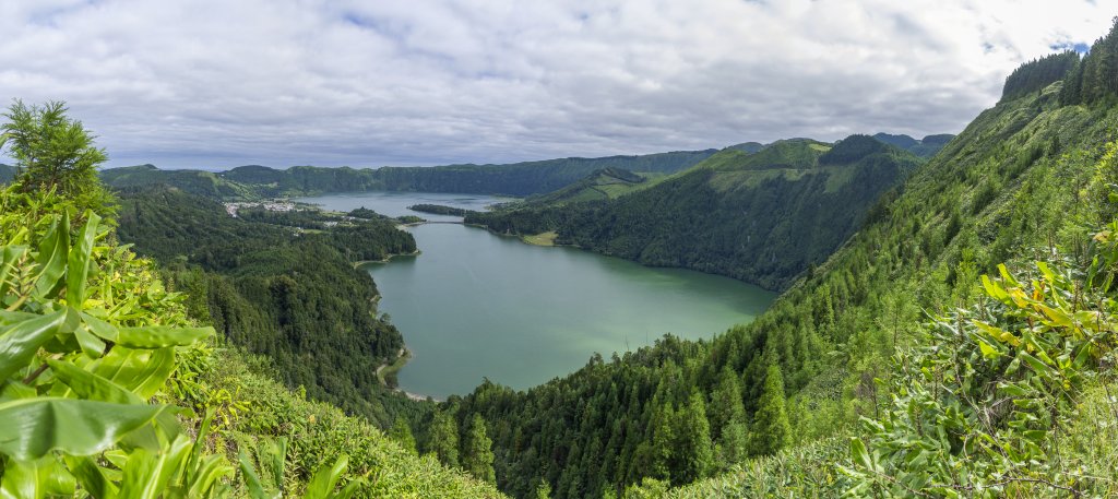 Blick vom Kraterrand bei Vista Do Rei auf die Caldera von Sete Cidades mit einem Durchmesser von 10 Kilometern, den Lagoa Verde und den dahinter liegenden Lagoa Azul, Sao Miguel, Azoren, Portugal, September 2022.