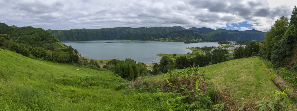 Innerhalb der Caldeira mit dem Ort Sete Cidades und Blick auf den Lagoa Azul, Sao Miguel, Azoren, Portugal, September 2022.