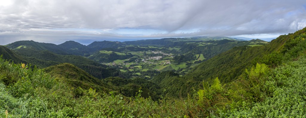 Blick vom Miradouro do Salto do Cavalo auf das Geothermalgebiet der Caldera von Furnas mit den vielzähligen heißen Quellen, Schlammpötten und dem Lagoa Das Furnas, Sao Miguel, Azoren, Portugal, September 2022.