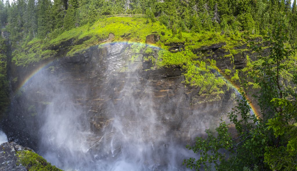 Regenbogen am Aussichtspunkt des Wasserfalls Hällingsafallet in der Provinz Jämtland, Schweden, Juli 2022.