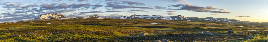 Frühmorgens um 3:30 Uhr - Alpine Tundra-Landschaft in der Mitternachtssonne am Stekenjokk (876m), dem höchsten Punkt des Vildmarksvägen, Schweden, Juli 2022.