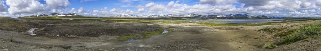 Am Vildmarksvägen schließt sich nördlich des höchsten Punktes am Stekenjokk (876m) eine vielfältige Fjell-Landschaft mit Tundra, Wäldern, vielen Seen und Wasserfällen an, Schweden, Juli 2022.
