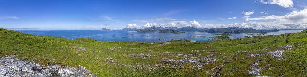 Blick vom Gipfel des Nordkollens (216m) auf Hillesoya und Sommeroya sowie auf die Meeresbucht vor Kvaloya mit den vorgelagerten Inseln Tussoya, Angstauren und Haja, Norwegen 2022.
