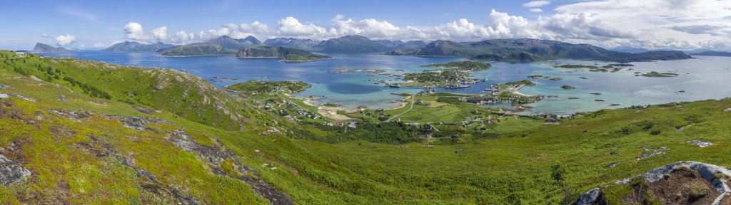 Blick vom Gipfel des Nordkollens (216m) auf Hillesoya und Sommeroya sowie auf die Meeresbucht vor Kvaloya mit den vorgelagerten Inseln Tussoya, Angstauren und Haja, Norwegen, Juli 2022.