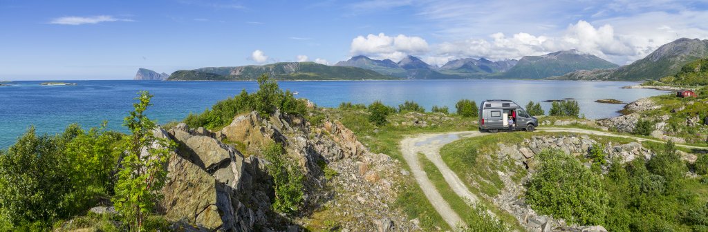WoMo-Stellplatz an der Sommeroybrua nahe Hillesoya mit Blick aufs Meer mit den vorgelagerten Inseln Tussoya, Angstauren und Haja, Norwegen, Juli 2022.