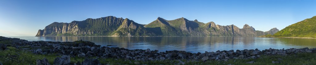 Abendstimmung in Mefjordvaer mit Blick auf die Senja-Halbinsel der Segla mit Longklakktinden (629m), Skultran (811m), Frua (536m), Ytste-Kongen (750m), Mellum-Kongen (713m), Inste-Kongen (738m), Hesten (556m), Segla (639m) und Barden (659m), Norwegen, Juli 2022.
