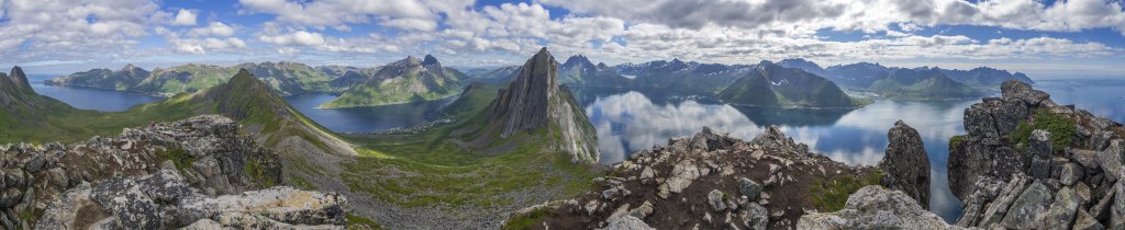 Gipfelpanorma auf dem Hesten (556m) mit Blick auf Stavelitippen (520m), Keipen (938m), Grytetippen (885m), Segla (639m) und Breidtind (1001m) auf der Senja-Halbinsel zwischen Oyfjorden und Mefjorden, Norwegen, Juli 2022.