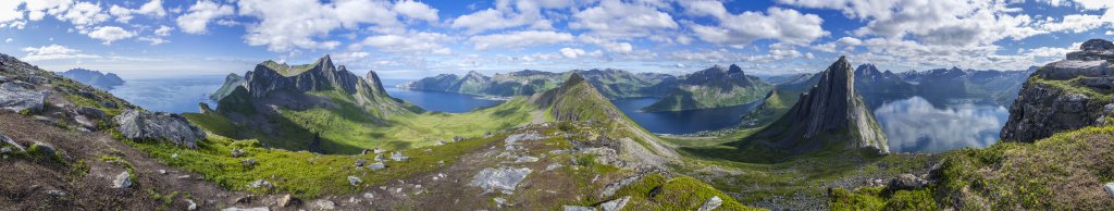Gipfelblick vom Hesten (556m) mit Blick auf Inste-Kongen (738m), Ytste-Kongen (750m), Svartevasstind (614m), Stavelitippen (520m), Keipen (938m), Grytetippen (885m), Segla (639m) und Breidtind (1001m) auf der Senja-Halbinsel zwischen Oyfjorden und Mefjorden, Norwegen, Juli 2022.