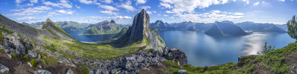 Die Segla (639m) - Wahrzeichen der Insel Senja hoch über dem Ort Fjordgard, dem Ornfjorden und Mefjorden sowie eingerahmt von Keipen (938m), Grytetippen (885m) und Breidtind (1001m), Norwegen, Juli 2022.