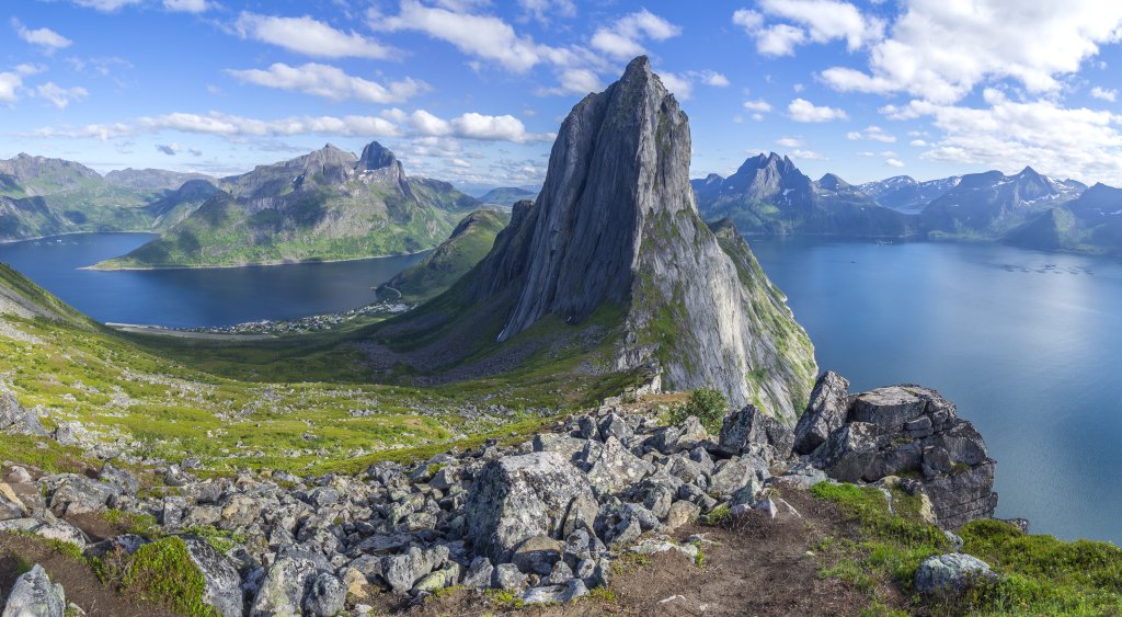 Die Segla (639m) hoch über Fjordgard, Ornfjorden und Mefjorden, Norwegen, Juli 2022.