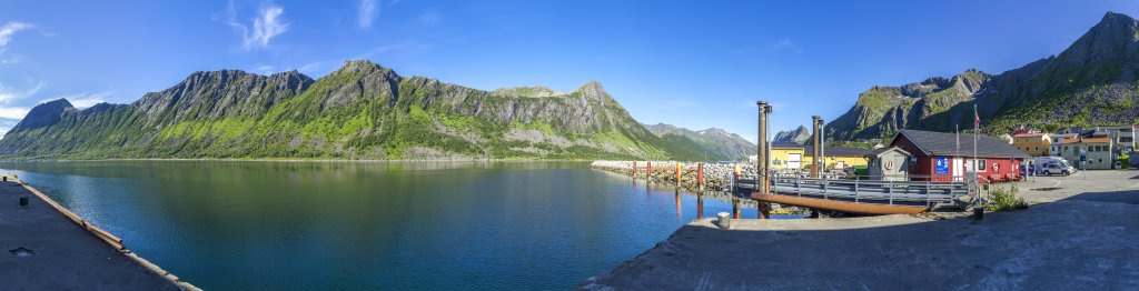 Panorama über den Gryllefjorden am Fähranleger von Gryllefjord nach Andenes, Norwegen, Juli 2022.