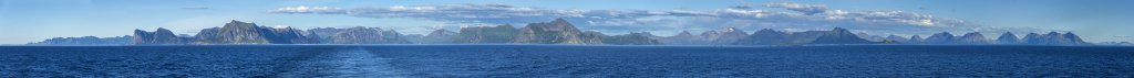 Panorama von Bord der Fähre auf der Überfahrt von Gryllefjord nach Andenes mit Blick auf den Nordwesten Senjas, das norwegische Festland, Grytoya und Andoya, in der Mitte der 1306m hohe Skittendalstinden, Norwegen, Juli 2022.