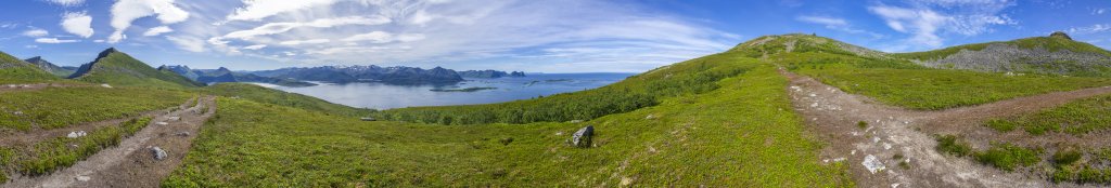 Von Skaland mit Blick auf den Bergsfjorden durch das Sommerdalen auf den Husfjellet (632m); rechter Hand immer die Gipfel von Litjebrusen (562m), Storbrusen (562m) und Nonshaugen (470m), Norwegen, Juli 2022.
