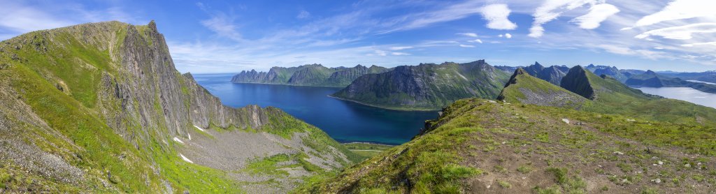 Am Sattel zwischen Husfjellet (632m) und Litjebrusen (622m) eröffnet sich der Blick über die Westabbrüche des Husfjellet auf Ersfjorden, Steinfjorden und das Kap von Tungeneset, das vom Massiv des Luttinden (7590m) überragt wird, Norwegen, Juli 2022.
