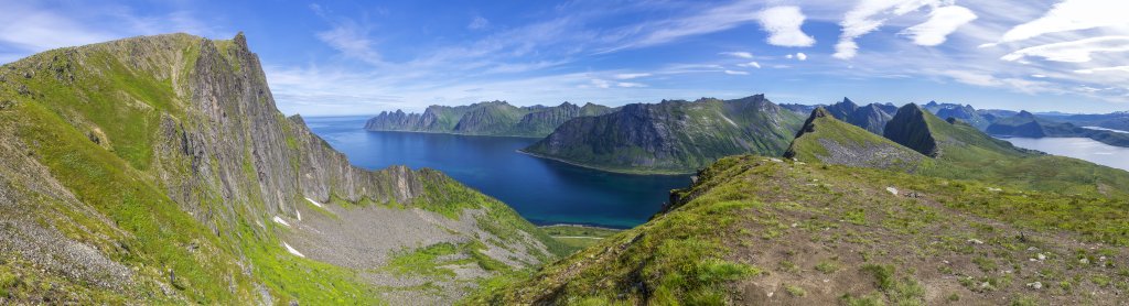 Am Sattel zwischen Husfjellet (632m) und Litjebrusen (622m) eröffnet sich der Blick über die Westabbrüche des Husfjellet auf Ersfjorden, Steinfjorden und das Kap von Tungeneset, das vom Massiv des Luttinden (7590m) überragt wird, Norwegen, Juli 2022.