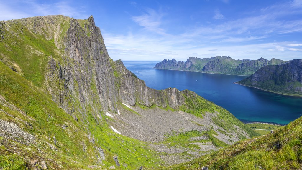 Blick über die Westabbrüche des Husfjellet (632m) auf Ersfjorden und Steinfjorden, Norwegen, Juli 2022.