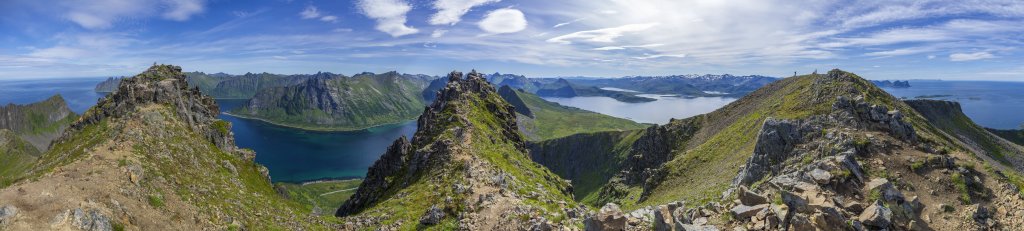 Am Gipfel des Husfjellet (632m) mit Blick auf Stein- und Bergsfjorden sowie Luttinden (759m) und Storbrusen (562m), Norwegen, Juli 2022.