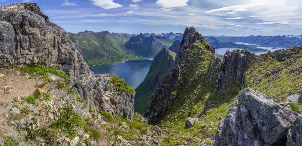 Am Gipfel des Husfjellet (632m) mit Blick auf den Steinfjorden, Luttinden (759m) und Fuglan (720m), Norwegen, Juli 2022.