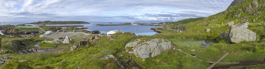 WoMo-Stellplatz, Hafen und Fischerdorf von Sto an der Nordspitze von Langoya, Norwegen, Juli 2022.