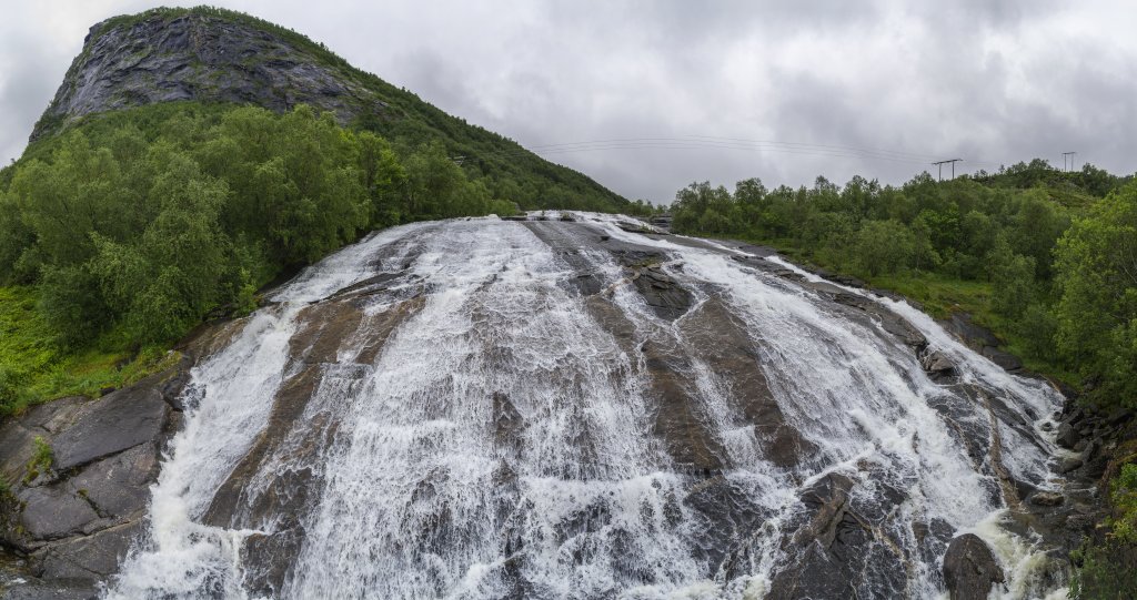 Breiter Abfluß des Forsaga-Flusses südlich von Saltstraumen, Norwegen, Juli 2022.