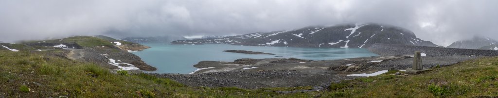 Am Staudamm des Storglomvatnet (604m), der vom Svartisen-Gletscher gespeist wird, Norwegen, Juli 2022.
