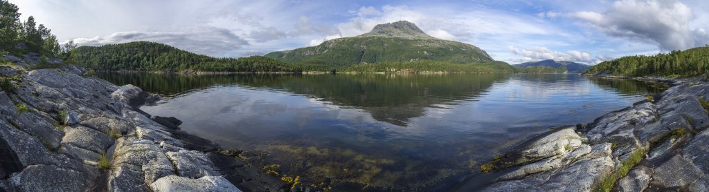 Am Ufer des Kvitnesodden / Langengodden mit Blick auf Heilhornet (1058m) und Kollfjellet (668m), Norwegen, Juli 2022.