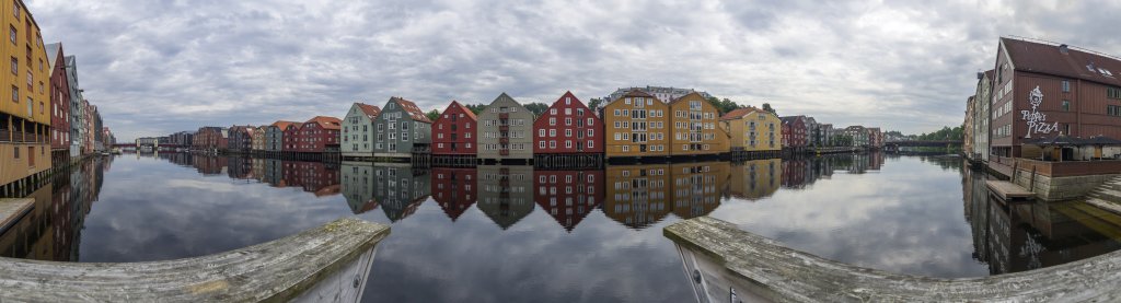 Restaurierte Handelshäuser am Ufer des Flusses Nidelva zwischen Bakke Bru und Gamle Bru in Trondheim, Norwegen, Juli 2022.